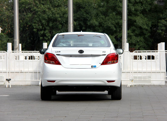 305 کیلومتر 400 کیلومتر BYD E5 EV با کارایی بالا برقی خالص 4 در 5 صندلی