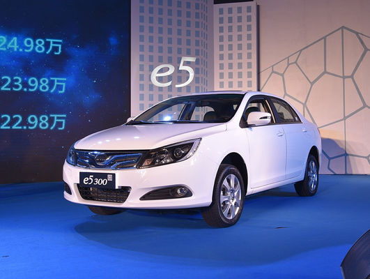 305 کیلومتر 400 کیلومتر BYD E5 EV با کارایی بالا برقی خالص 4 در 5 صندلی
